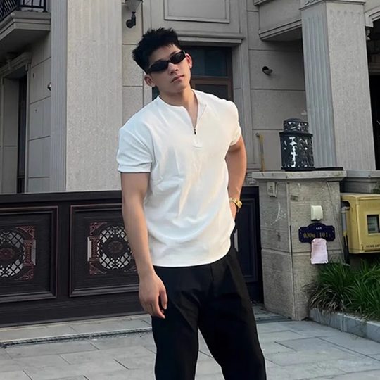 Большой размер 300Jin Jin соответствует весу 0,5 кг. Чёрная футболка с короткими рукавами.