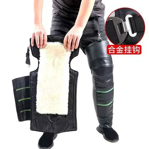 Скооректированная фраза на английском: Mealing fast -riding knee -to -knee to protect large male soil cover knee -on -legged legs to protect the middle -aged father paint w