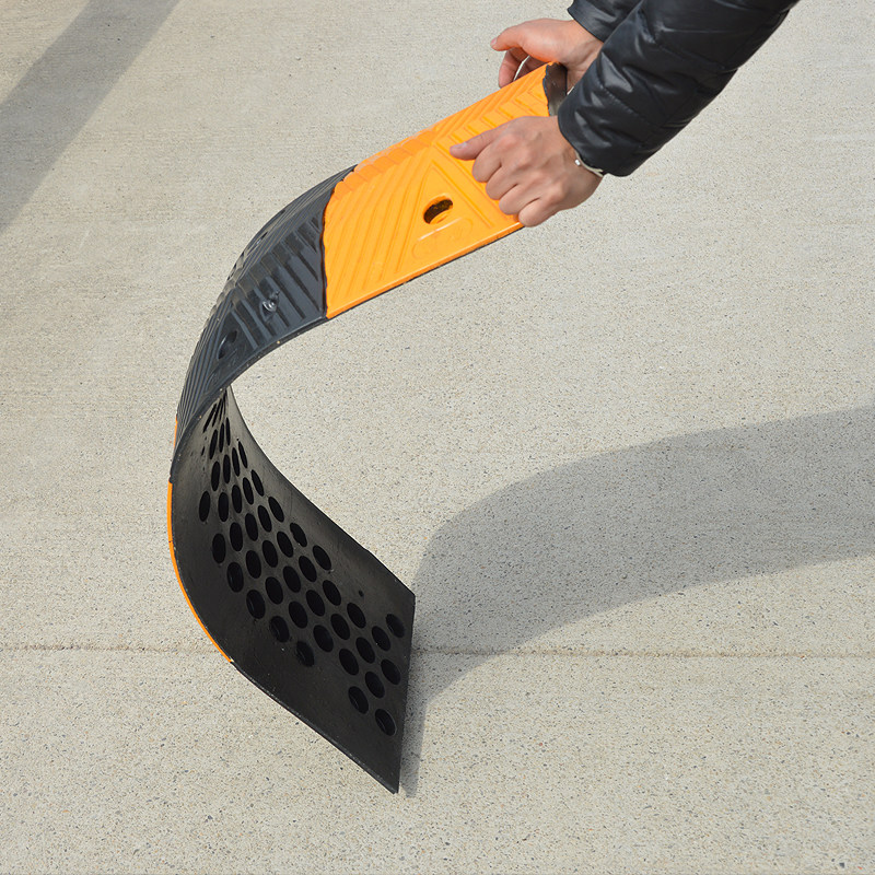 减速带橡胶汽车坡道斜坡缓冲带 加油站公路道路5公分橡胶减速带