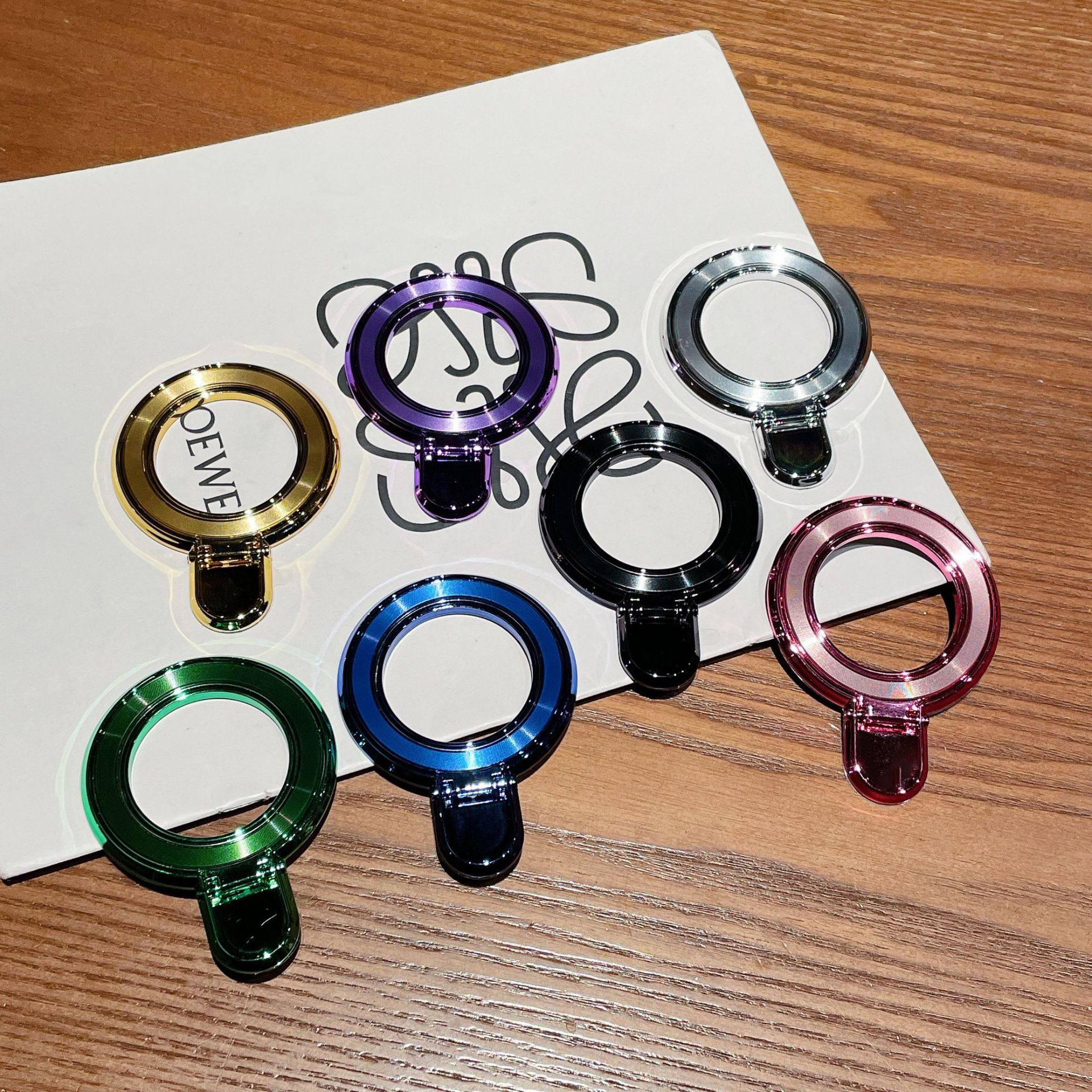 镂空背贴粘贴式支架支持磁吸充电桌面追剧指环扣折叠纯色 便捷式,淘宝优惠券,粉丝福利购,淘宝优惠卷