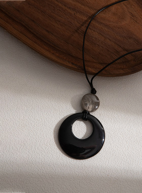 复古黑色圆形树脂吊坠镂空项链 秋冬轻奢感民族风时尚毛衣链