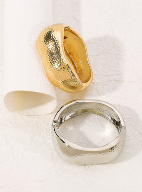 欧美跨境热卖锤纹肌理感几何高端手镯 不规则弹簧开口宽版手环女