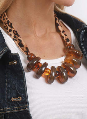 秋冬美拉德风亚克力晕染椭圆项链