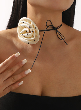 法式温柔风缎面波点布艺玫瑰花项