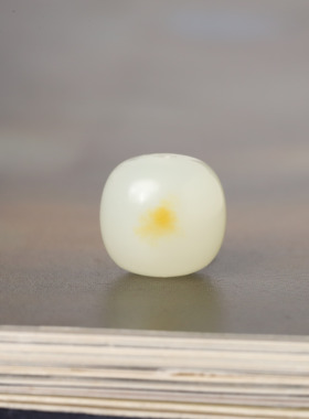 新疆和田玉籽料红皮白玉珠子