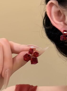 点点星辰~复古红色立体方糖耳夹女时髦小众设计感耳环独特耳饰品
