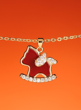 红色巨好看本命年小马项链新年高级感吊坠配饰女轻奢气质锁骨链