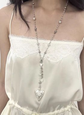 2025年新款银色爱心浮雕奶油蛋糕锆石珍珠长项链女小众设计毛衣链