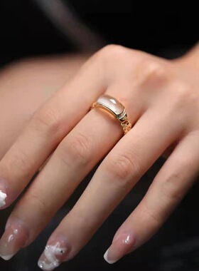 法国gentle motto镀925仿高冰飘绿玉髓马鞍戒指锁链式戒壁镂空