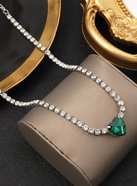 Luxury Emerald Heart Necklace Womens Design Sense Collarbone