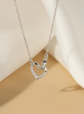 Sparkling Diamond Heart Interlocking NecklaceLight Luxury Ve