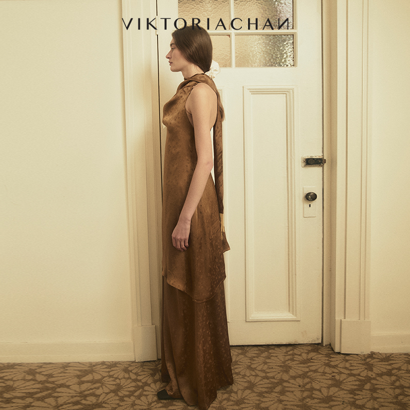 VIKTORIACHAN假日胶囊系列新品 暗纹提花松紧腰大裙摆半身裙 - 图0