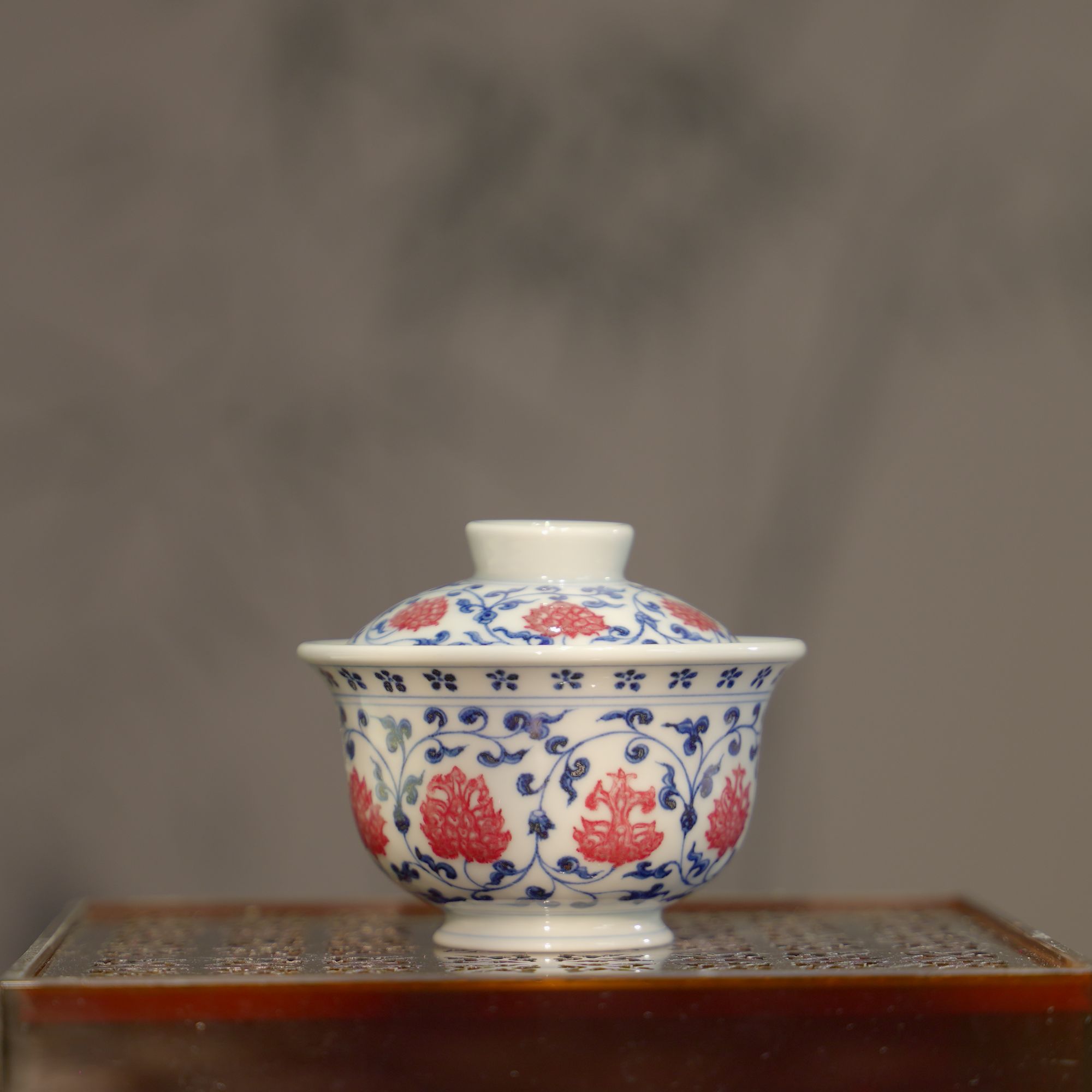 逸古堂 | 缠枝莲釉里红元宝盖碗 130ML 景德镇陶瓷纯手工茶杯茶具 - 图0