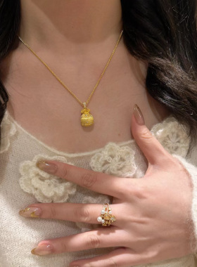 小福袋锁骨链女新款中古拉丝仿点钻小福袋金色项链高级感小众金色