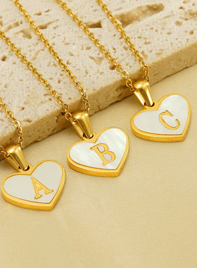 跨境爆款26英文字母爱心镶贝壳项链女欧美气质百搭不锈钢字母吊坠