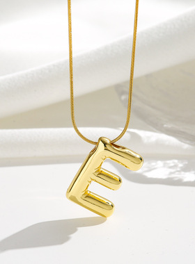 钛钢26个英文字母项链女不掉色简约气球泡泡光面字母吊坠锁骨链.