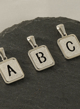 新款时尚不锈钢英文字母吊坠厂家压砂字母款钛钢18k通勤百搭