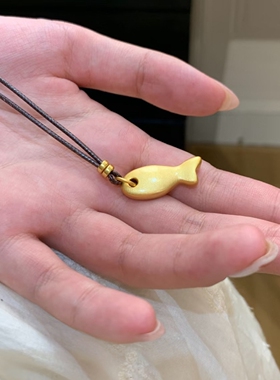 磨砂小鱼吊坠项链女2026新款配饰