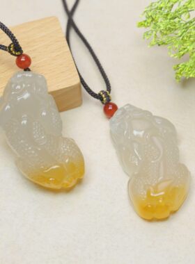 天然俏色玉髓貔貅挂件招财饰品女
