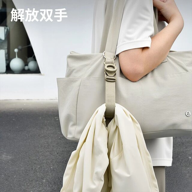 Multifunctional suitcase fixing straps can be buckled in series