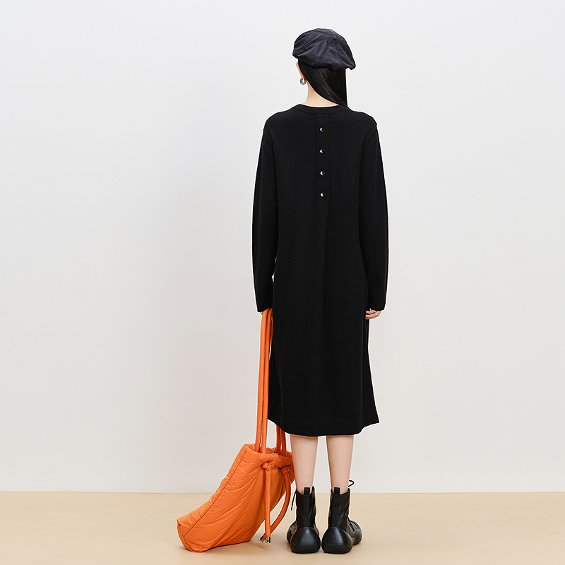 【会员价1673元】AUM噢姆冬季羊毛直筒针织长袖连衣裙黑色长裙 - 图2