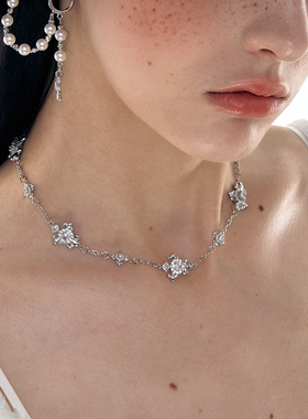 1JINNM2M鸢尾花镶钻组合项链