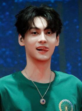 田栩宁同款银色太阳项链小众简约气质蓝色锁骨链男女颈链情侣配饰