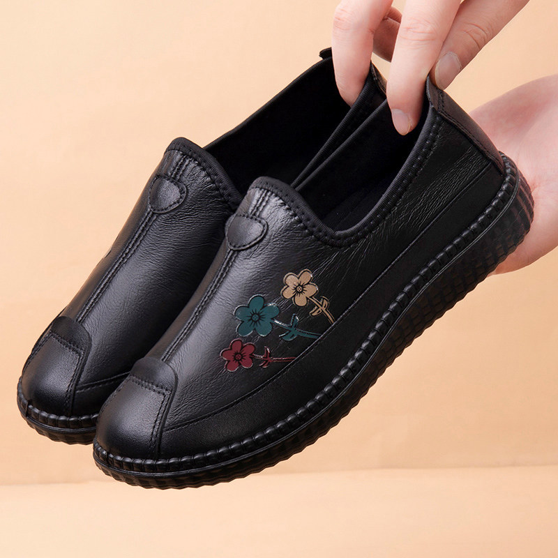 老北京布鞋女新款防滑软底妈妈鞋皮面老太太平底春秋老年人奶奶鞋