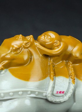 和田玉俏色巧雕马上封侯手把件