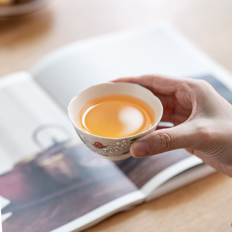 画续水彩风手绘蝶舞花间主人杯葵口杯功夫品茗茶杯单个陶瓷对杯,淘宝优惠券,粉丝福利购,淘宝优惠卷