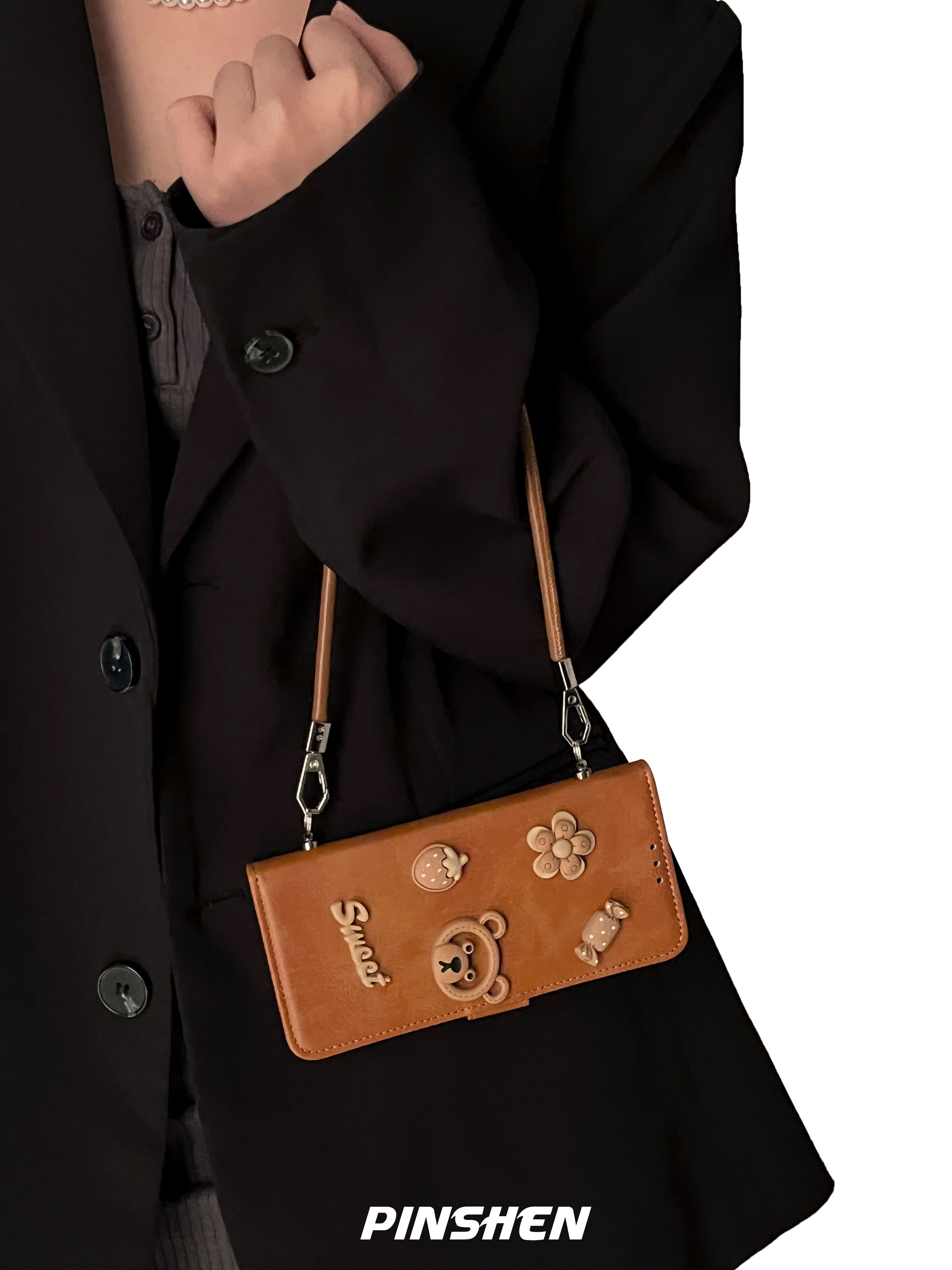 原创小众磁吸翻盖大地色小熊手提斜挎皮绳适用华为mate80pro手机壳全包防摔高级感个性秋冬新款苹果17保护套,淘宝优惠券,粉丝福利购,淘宝优惠卷