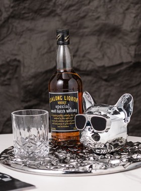 极简意式样板间客厅桌面摆件