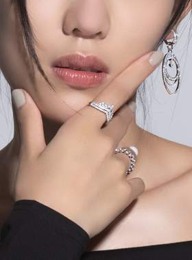 绿色宝石装点的花边设计女