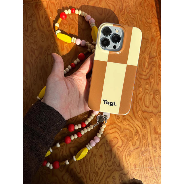 Tagi.Blocks, strings, beads, mobile phone chains are portable