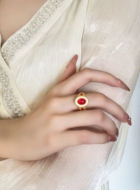 (推荐)小众设计感一眼万年黄金色戒指镶嵌红锆石定制戒指