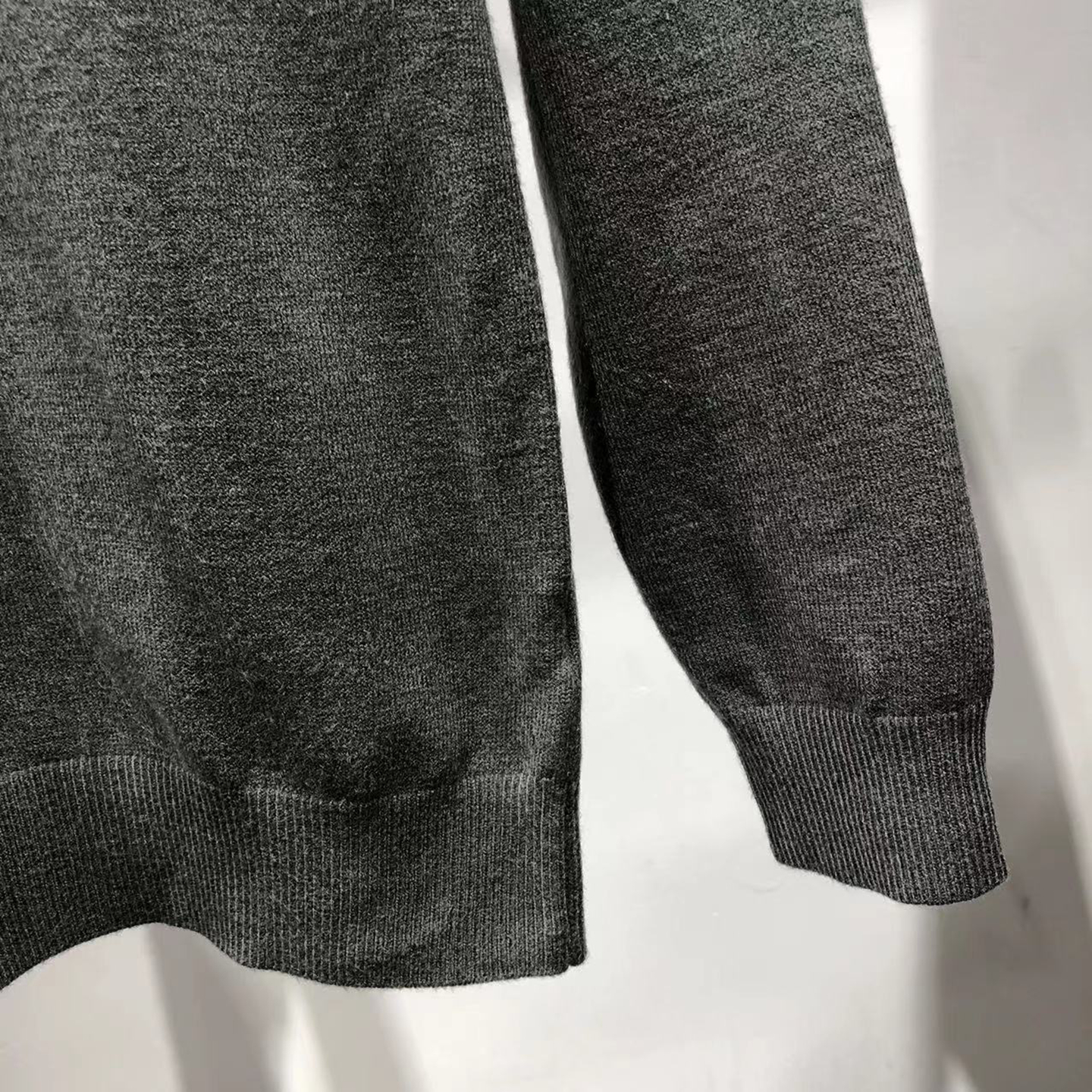 男装品牌(正品大牌)秋冬男士圆领绵羊毛针织衫深灰色男款厚款毛衣 - 图2