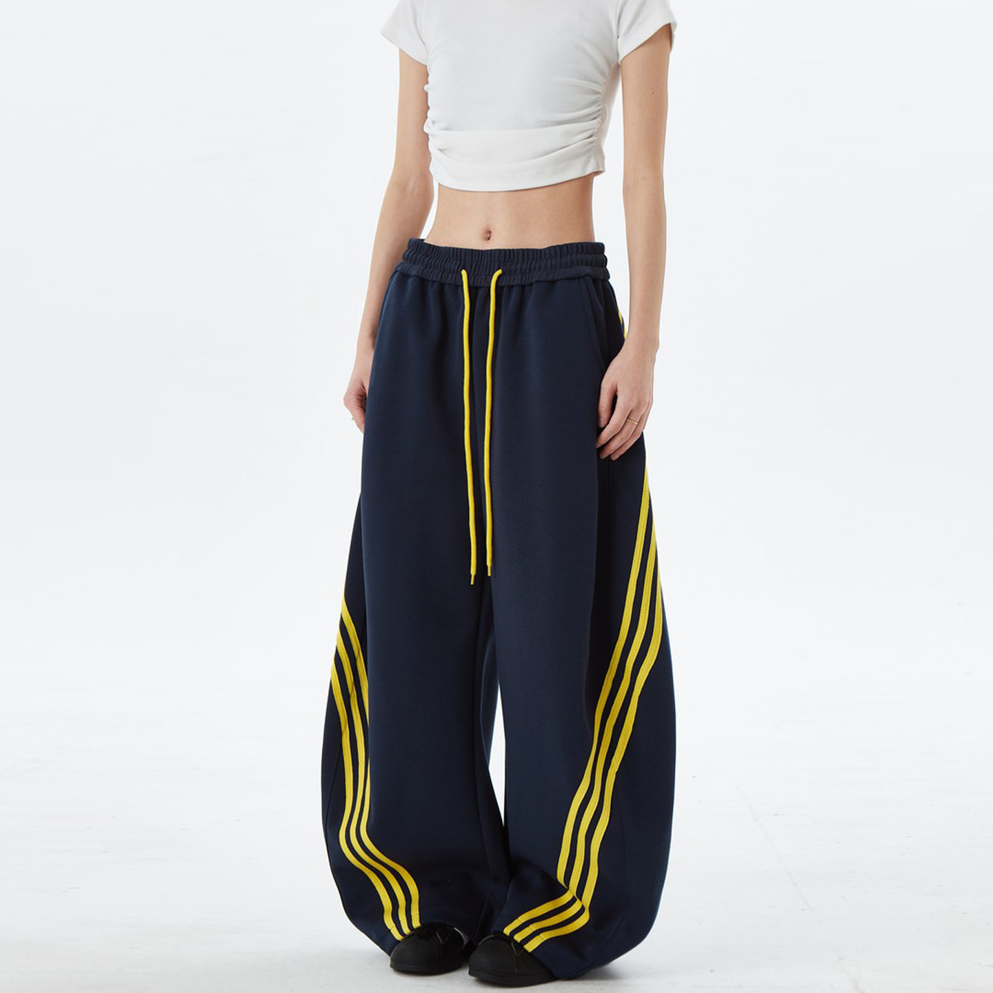 胖mm设计感三条杠阔腿卫裤女特大码黑色宽松休闲运动裤垂感弯刀裤,淘宝优惠券,粉丝福利购,淘宝优惠卷