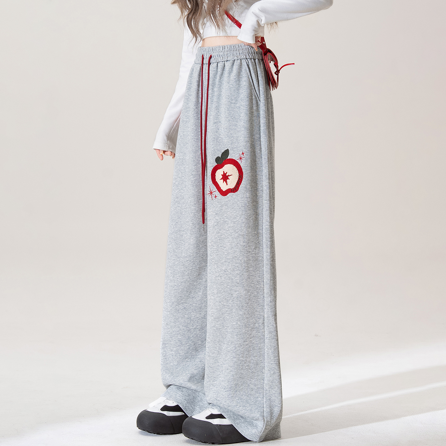 300斤特大码卡通刺绣休闲卫裤女胖mm简约慵懒风灰色运动阔腿裤子 - 图2