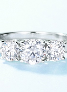 新款三生三世莫桑戒指S925银镀18K金镶嵌彩宝宝石三钻莫桑订婚戒