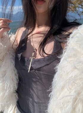 中性 Y2K亚文化暗黑哥特朋克十字架吊坠剑和黑色水晶项链毛衣链女