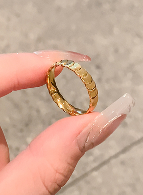 金色鱼鳞片钛钢戒指女简约时尚