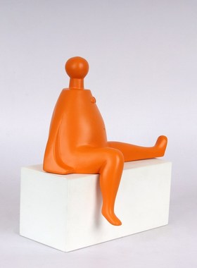 现代纯色创意坐姿橙色人物摆件软C装样板间客厅卧室雕塑家居装饰