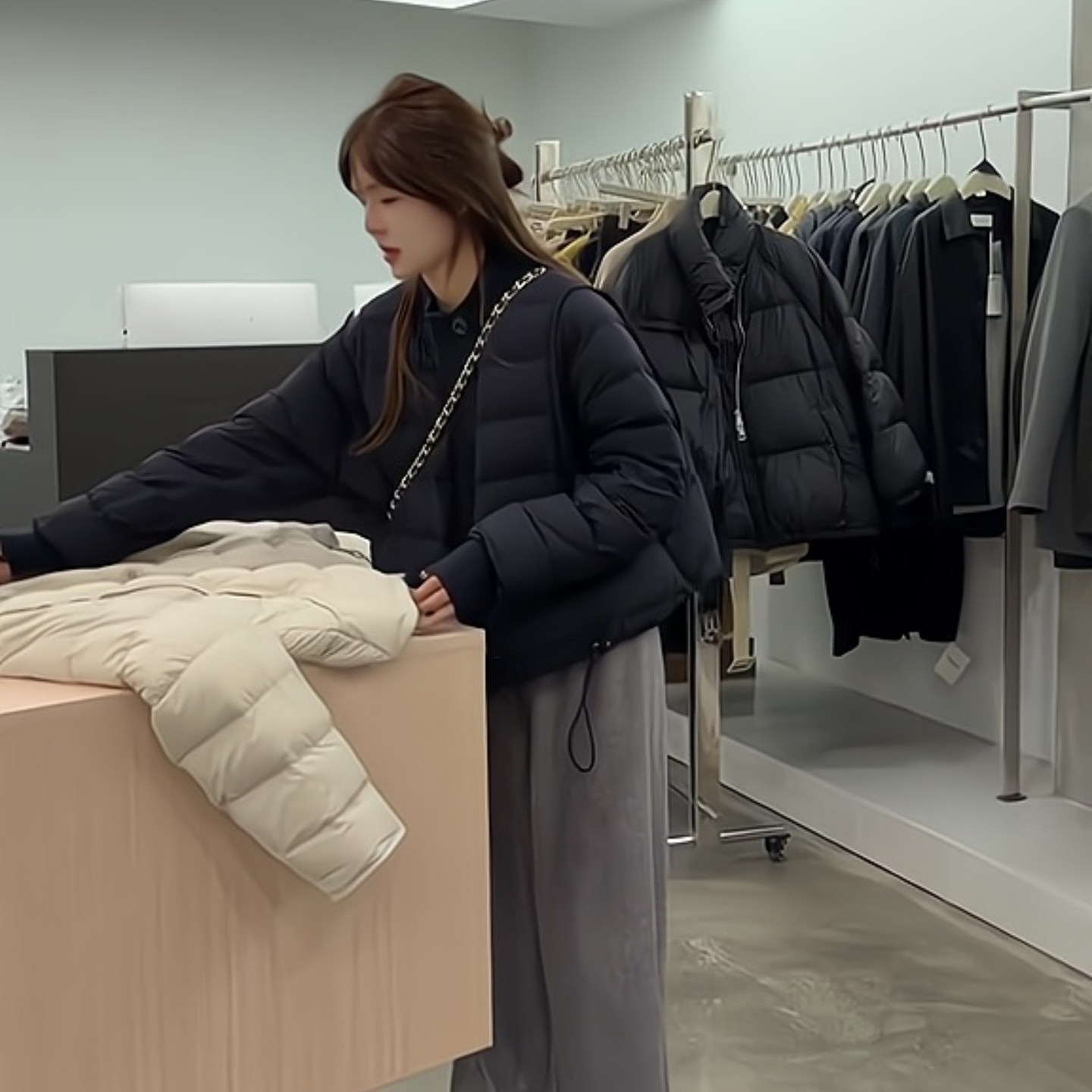 超推荐超百搭2025冬季新款羽绒服黑色立领泡芙面包服加厚保暖外套 - 图2