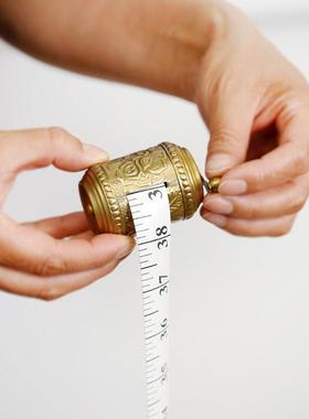 印度进口欧式美式黄铜制品雕花手摇软皮尺轻奢手工艺品