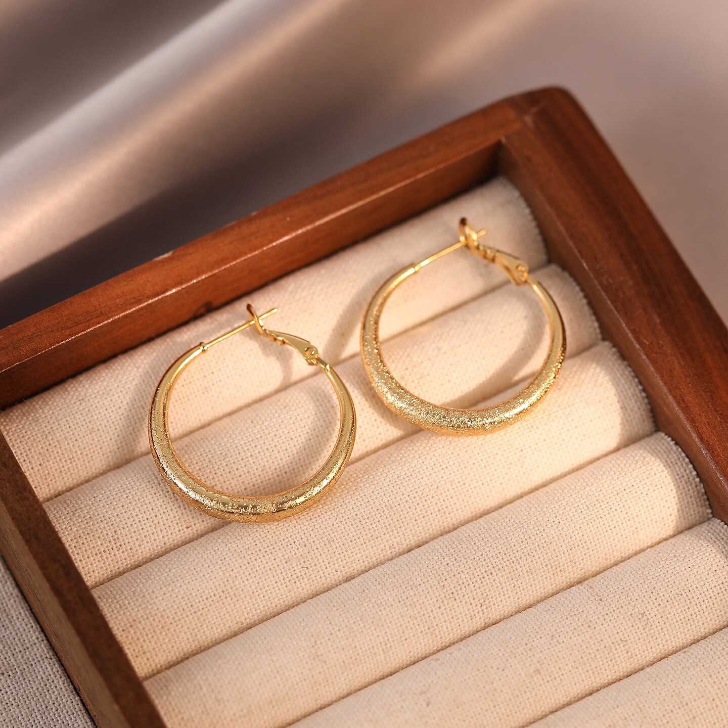 简约金箔感素圈耳环轻奢高级感耳圈小众设计耳钉气质2025超火耳饰,淘宝优惠券,粉丝福利购,淘宝优惠卷