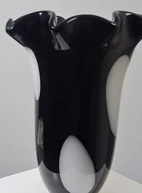 创意现代简约黑色l花瓣口琉璃花瓶花器花插厚玻璃软装饰品摆件工
