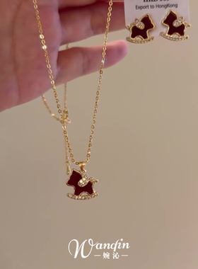 红色滴釉小马项链轻奢精致高颜值