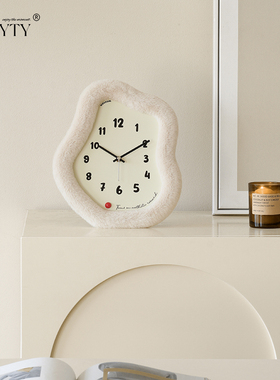 奶油风毛绒摆放式时钟