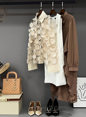 轻奢样板房间衣帽间装饰衣服陈列