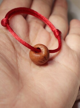 天然野生桃核红绳手链可